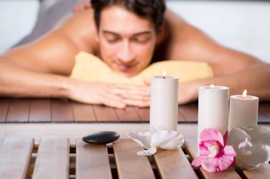 Kaplıca sırasında genç yakışıklı bir adam.