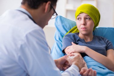 Clini 'de tıbbi konsültasyon için doktoru ziyaret eden kanser hastası.