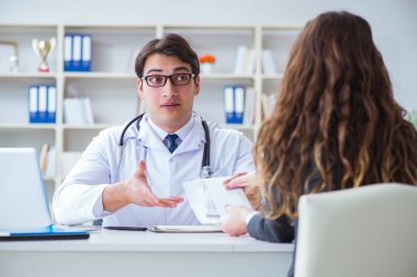 Sağlık sigortası dolandırıcılığı konseptinde genç doktor