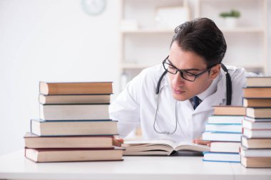 Tıp öğrencisi üniversite sınavlarına hazırlanıyor.