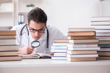 Tıp öğrencisi üniversite sınavlarına hazırlanıyor.