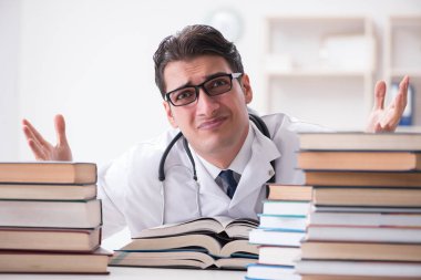 Tıp öğrencisi üniversite sınavlarına hazırlanıyor.