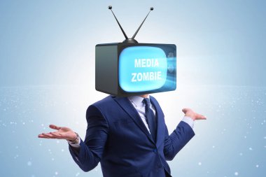 Televizyon bağımlısı bir adam.