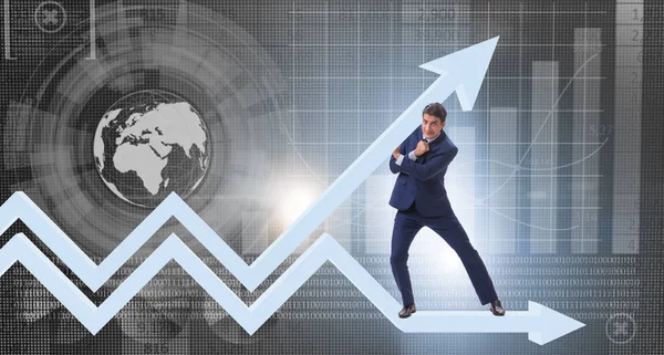 Affärsman som stöder tillväxten i ekonomin i diagrammet — Stockfoto