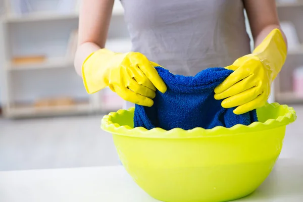 Mujer haciendo limpieza en casa —  Fotos de Stock