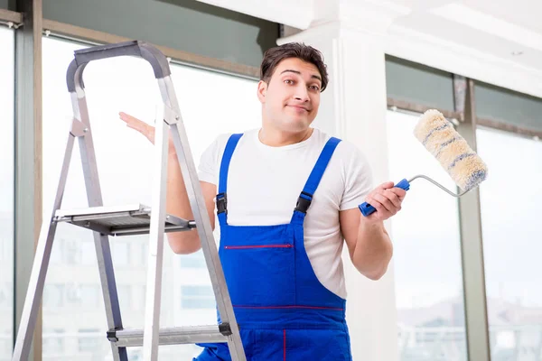 Reparador de pintor trabalhando no canteiro de obras — Fotografia de Stock