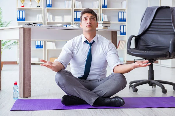 Uomo che medita in ufficio per affrontare lo stress — Foto Stock