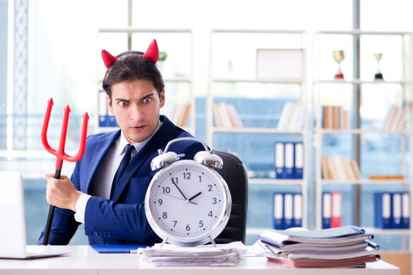 Duivel boze zakenman in het kantoor — Stockfoto
