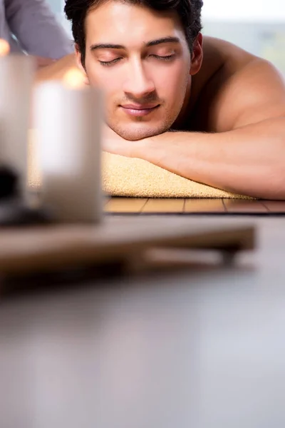 Jonge knappe man tijdens spa procedure — Stockfoto