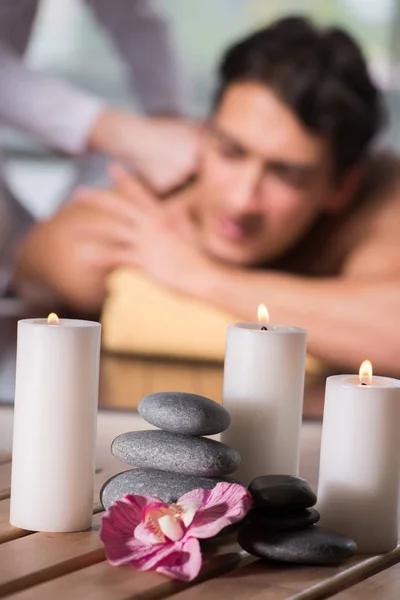 Jeune homme beau pendant la procédure de spa — Photo