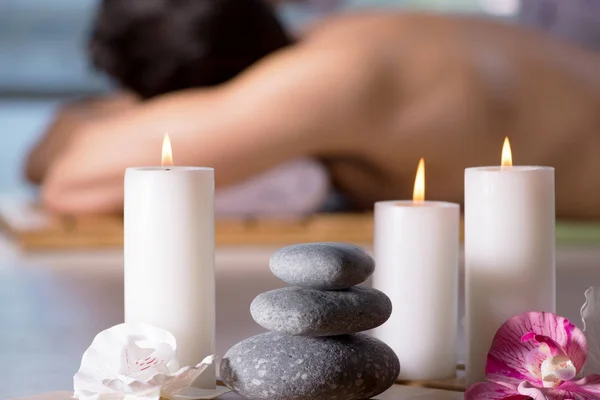 Jovem homem bonito durante o procedimento de spa — Fotografia de Stock