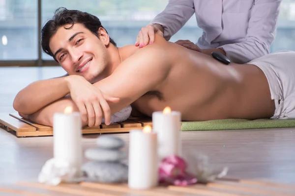 Jeune homme beau pendant la procédure de spa — Photo