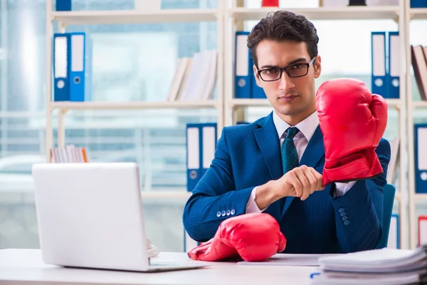 Geschäftsmann mit Boxhandschuhen wütend im Büro — Stockfoto