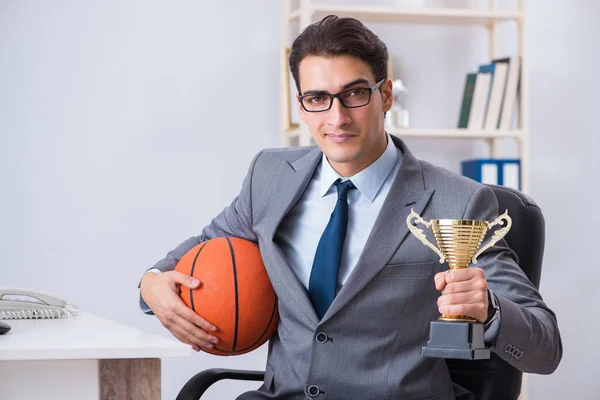 Geschäftsmann mit Siegerpokal für Leistungen im Amt — Stockfoto