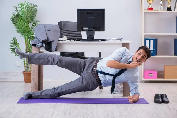 Geschäftsmann treibt in der Pause Sport im Büro — Stockfoto