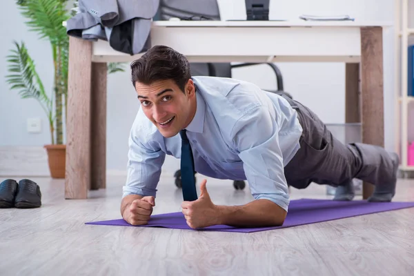 Uomo d'affari che fa sport in ufficio durante la pausa — Foto Stock