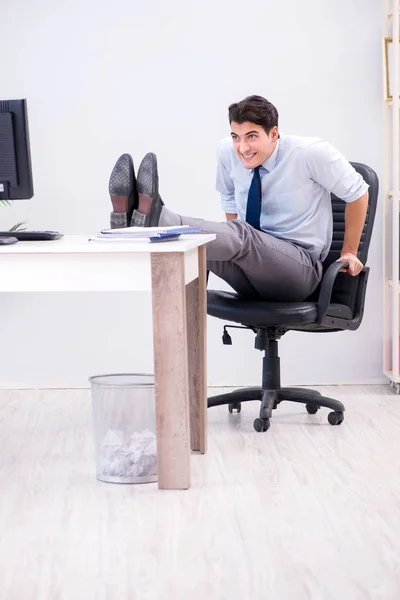 Homme d'affaires faisant du sport au bureau pendant la pause — Photo