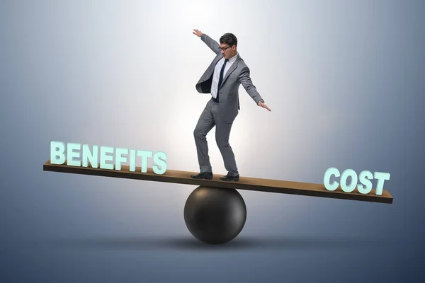 Empresário equilibra entre custo e benefício em negócios — Fotografia de Stock