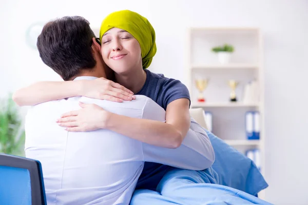 Cancer patient visiting doctor for medical consultation in clini — Stock Photo, Image