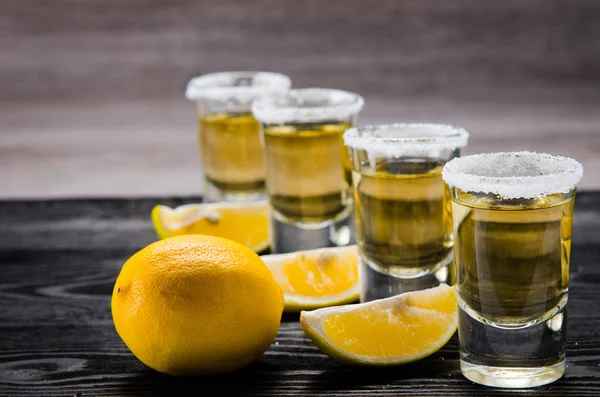 Bebida de tequila servida em copos com limão e sal — Fotografia de Stock