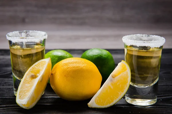 Bebida de tequila servida em copos com limão e sal — Fotografia de Stock