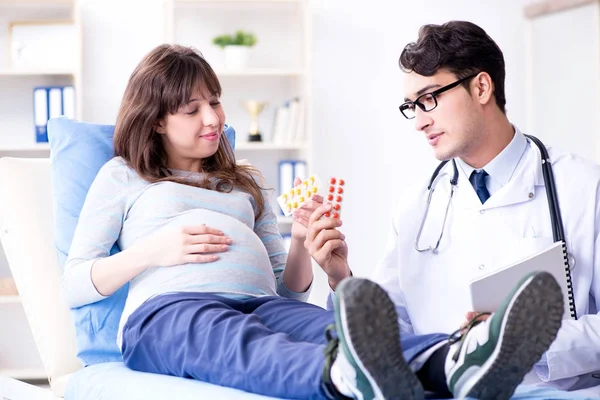 Kobieta w ciąży odwiedza lekarza na konsultację — Zdjęcie stockowe