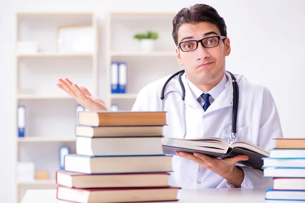Medizinstudent bereitet sich auf Uni-Prüfungen vor — Stockfoto