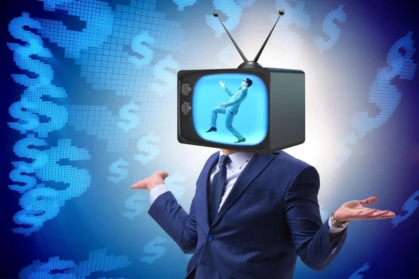 Man med tv-huvud i tv-beroende koncept — Stockfoto