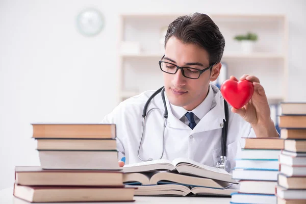 Estudante de medicina se preparando para exames universitários — Fotografia de Stock