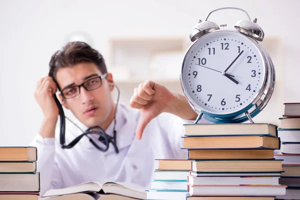 Studente di medicina a corto di tempo per gli esami — Foto Stock