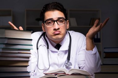 Geceleri üniversite sınavlarına hazırlanan bir tıp öğrencisi.