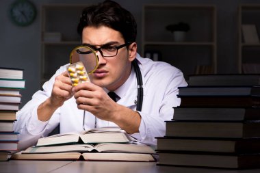 Geceleri üniversite sınavlarına hazırlanan bir tıp öğrencisi.