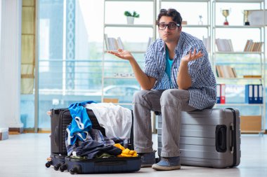 Genç adam tatil için hazırlanıyor.