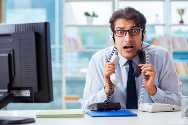 Mutsuz kızgın çağrı merkezi çalışanı iş yükünden hayal kırıklığına uğradı