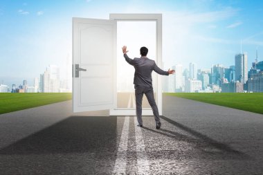 İş fırsatları konseptinde iş adamı kapının önünde.