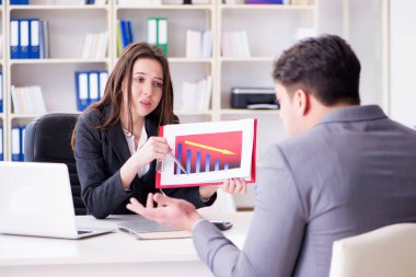 İş adamıyla iş kadını arasındaki iş görüşmesi