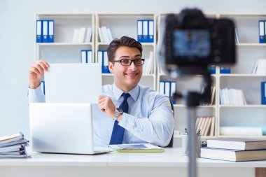 İş blogcusu aboneleri için internet yayını yapıyor
