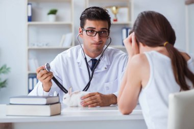 Tavşan besleyen kadın veteriner doktoru ziyaret ediyor.