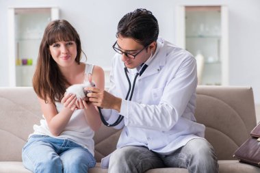 Tavşan besleyen kadın veteriner doktoru ziyaret ediyor.
