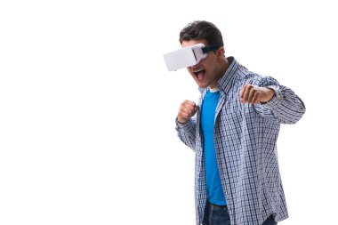 Sanal gerçeklik gözlüğü takan genç adam.