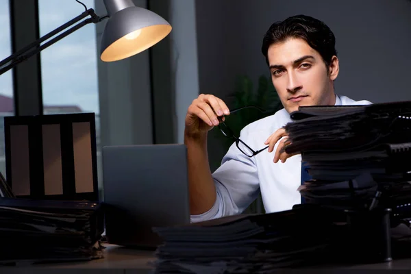 Young businessman working overtime late in office — Stock Photo, Image