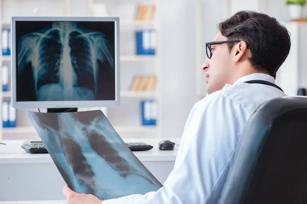 Radiologista médico olhando para imagens de raios-x — Fotografia de Stock