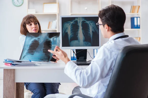 Mujer joven visitando radiólogo para examen de rayos X — Foto de Stock