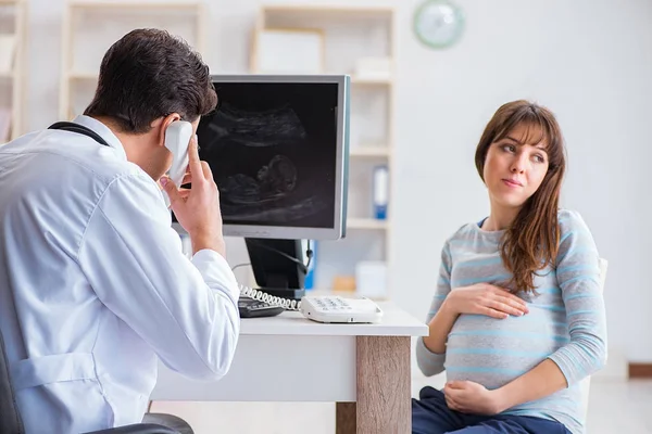 Donna incinta dal medico per un controllo regolare — Foto Stock