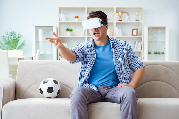 Man draagt virtual reality VR bril kijken voetbal — Stockfoto