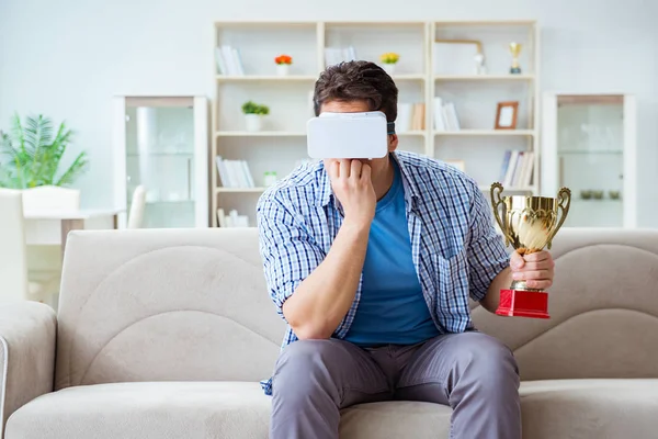 Hombre con gafas VR de realidad virtual recibiendo premio copa premio —  Fotos de Stock