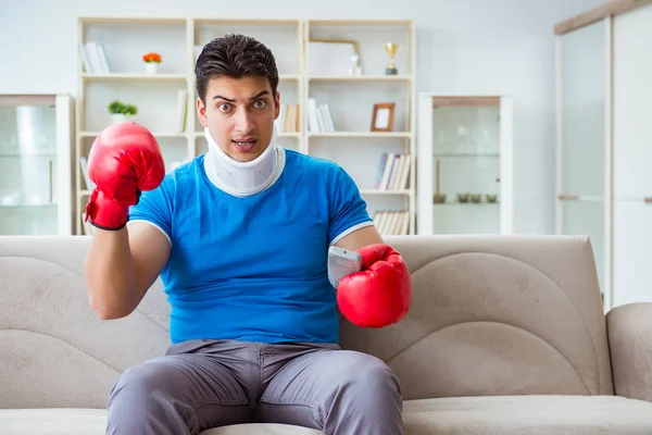 Man med nackskador titta på boxning hemma — Stockfoto