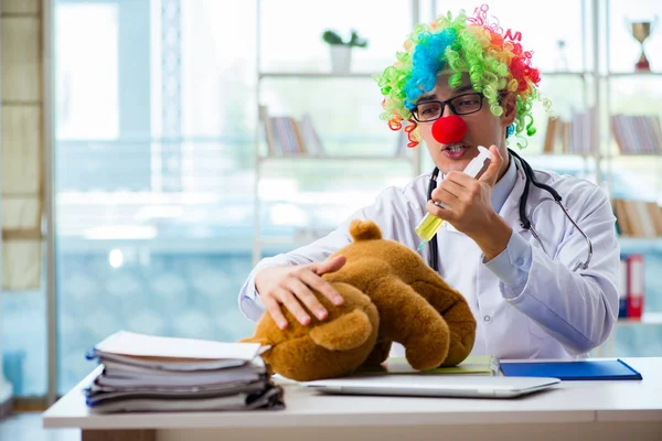 Lustiger Kinderarzt mit Spielzeug in der Klinik — Stockfoto