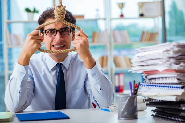 Hombre de negocios infeliz pensando en ahorcarse en la oficina — Foto de Stock