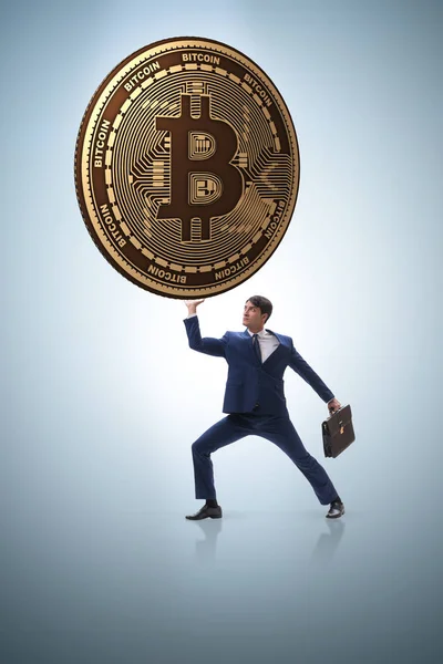 Biznesmen trzyma bitcoin w kryptowaluta koncepcji blockchain — Zdjęcie stockowe